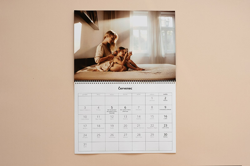 dvoudílný nástěnný kalendář